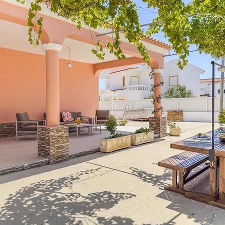 #373 Charming 3br With Spacious Garden & Bbq Semesterbostad Albufeira