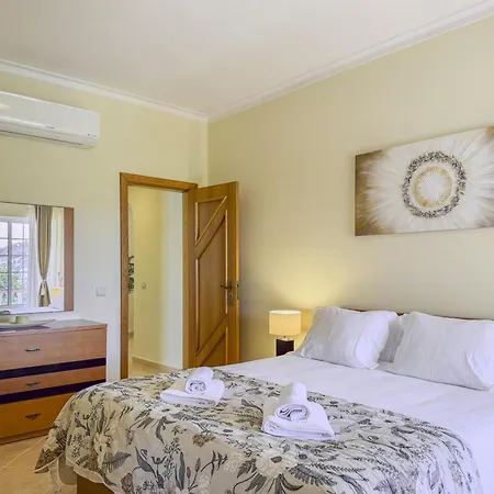 #373 Charming 3br With Spacious Garden & Bbq Semesterbostad Albufeira