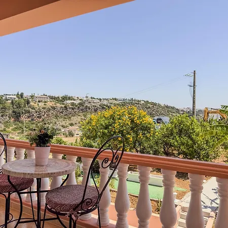 Dom wakacyjny #373 Charming 3br With Spacious Garden & Bbq Albufeira