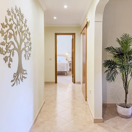 #373 Charming 3br With Spacious Garden & Bbq Semesterbostad *