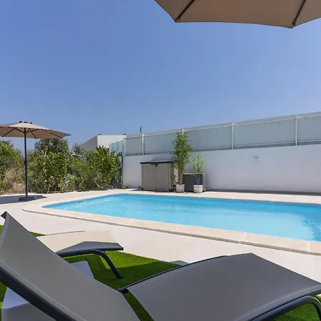 Dom wakacyjny #373 Charming 3br With Spacious Garden & Bbq *