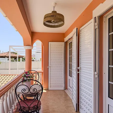 Dom wakacyjny #373 Charming 3br With Spacious Garden & Bbq