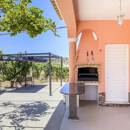 #373 Charming 3br With Spacious Garden & Bbq
