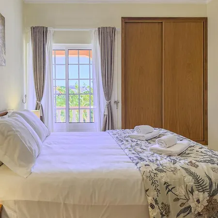 Dom wakacyjny #373 Charming 3br With Spacious Garden & Bbq Albufeira