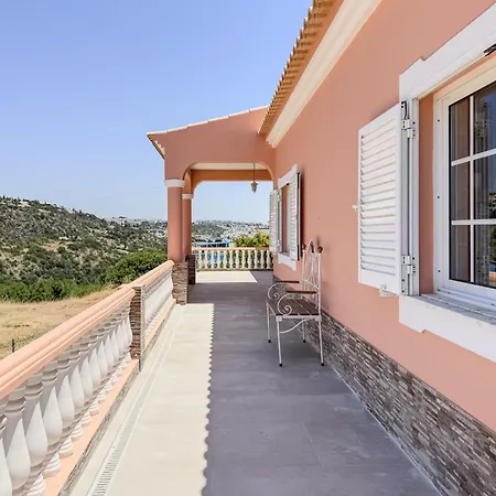 Dom wakacyjny #373 Charming 3br With Spacious Garden & Bbq Albufeira