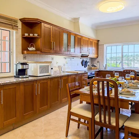 Dom wakacyjny #373 Charming 3br With Spacious Garden & Bbq
