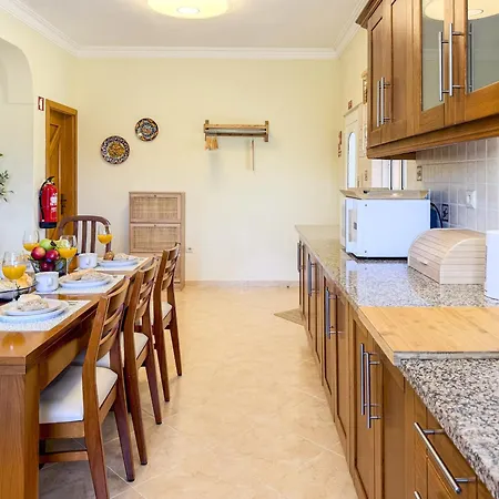 Dom wakacyjny #373 Charming 3br With Spacious Garden & Bbq