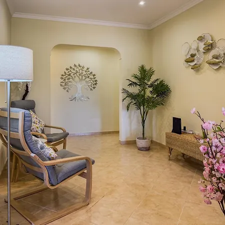 #373 Charming 3br With Spacious Garden & Bbq