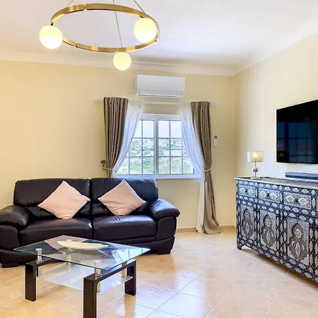 Dom wakacyjny #373 Charming 3br With Spacious Garden & Bbq *