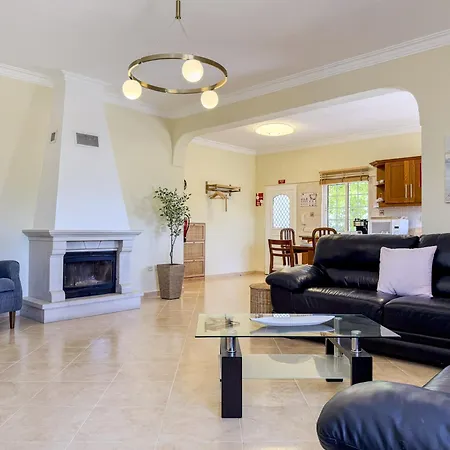 #373 Charming 3br With Spacious Garden & Bbq Semesterbostad