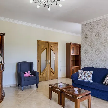 #373 Charming 3br With Spacious Garden & Bbq Semesterbostad *