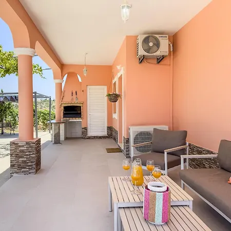 Dom wakacyjny #373 Charming 3br With Spacious Garden & Bbq *