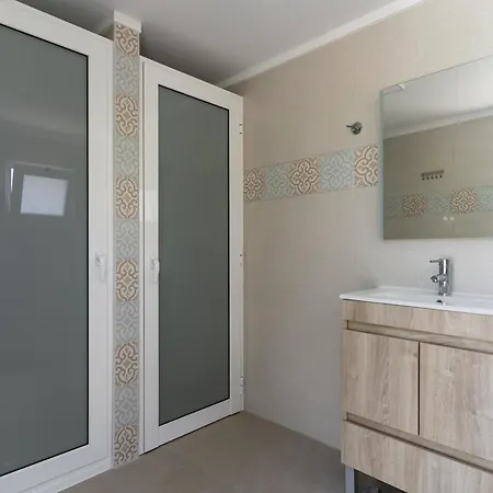 #373 Charming 3br With Spacious Garden & Bbq Semesterbostad *